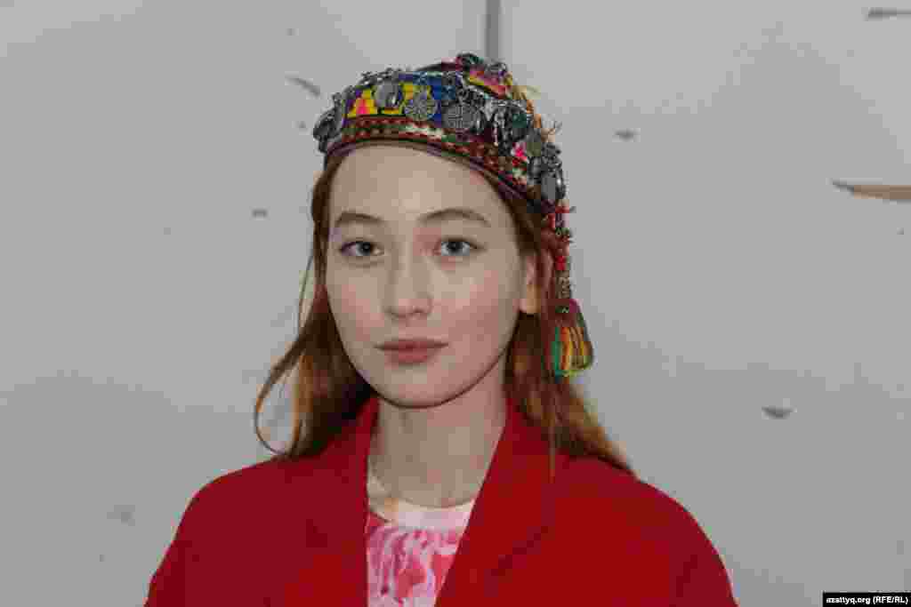 Мастерица одета в тюбетейку с ювелирными украшениями, которую она изготовила сама. 