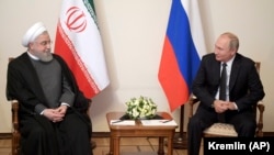 Presidenti rus Vladimir Putin (djathtas) dhe presidenti iranian Hassan Rouhani (majtas) marrin pjesë në një bisedime pas Këshillit Ekonomik Euroaziatik në Armeni. 1 tetor 2019.