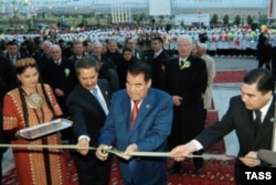 Президент строительной компании "Gap Inshaat" Ахмед Чалык, Президент Туркменистана Сапармурат Ниязов и министр здравоохранения Гурбангулы Бердымухаммедов открывают новый медицинский центр в Ашхабаде
