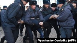 Задержание участников митинга против нелегальной миграции в Бишкеке. 17 января 2019 года.