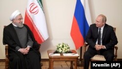 Presidenti rus Vladimir Putin (djathtas) dhe presidenti iranian Hassan Rouhani (majtas) marrin pjesë në një bisedime pas Këshillit Ekonomik Euroaziatik në Armeni. 1 tetor 2019.