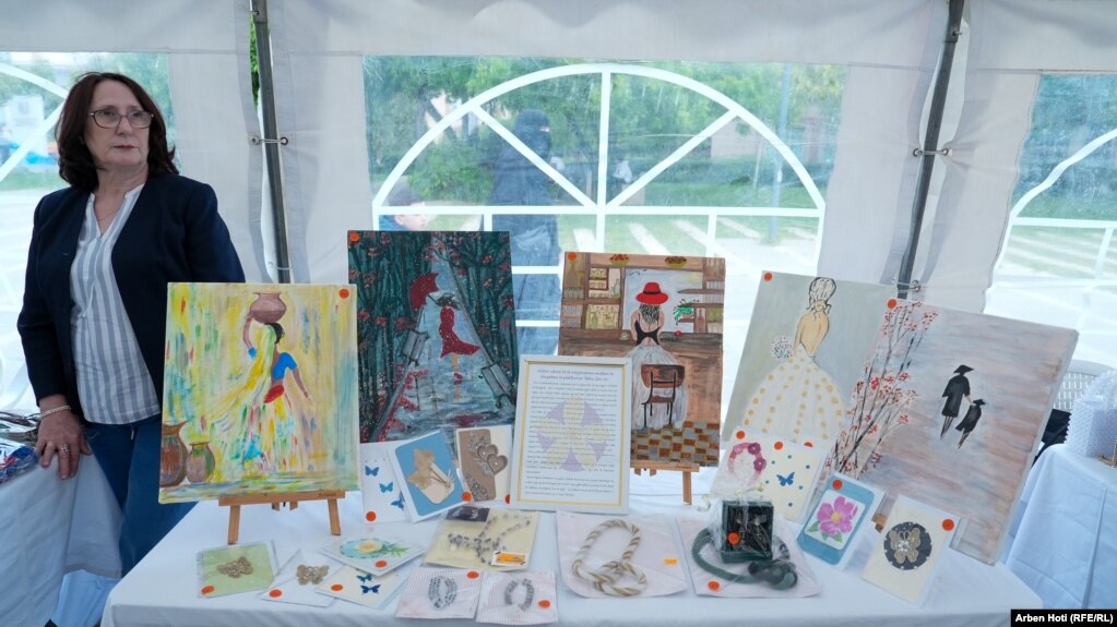 Piktura dhe kartolina, të punuara nga të mbijetuarat e dhunës seksuale.