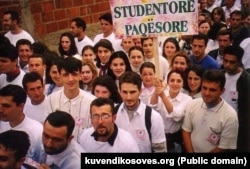 Pjesëmarrës në protestën e studentëve më 1 tetor 1997. Fotografi e publikuar në uebsajtin zyrtar të Kuvendit të Kosovës.