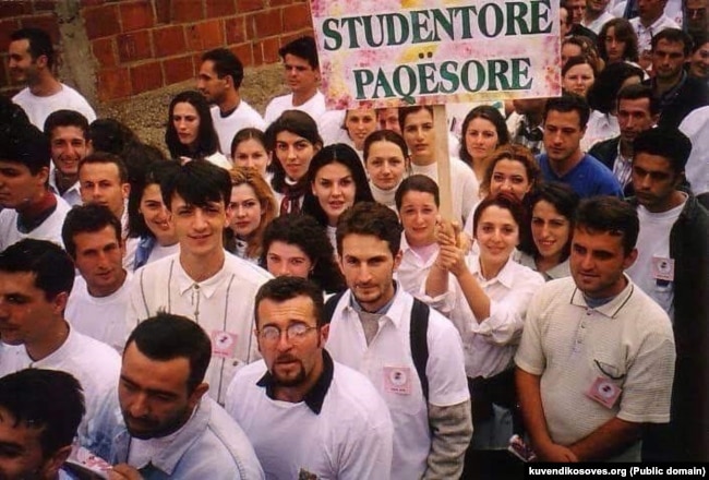 Pjesëmarrës në protestën e studentëve më 1 tetor 1997. Fotografi e publikuar në uebsajtin zyrtar të Kuvendit të Kosovës.