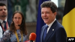 Nicușor Dan la declarațiile de presă de la sosirea la summitul UE din 26 iunie, la Bruxelles. 