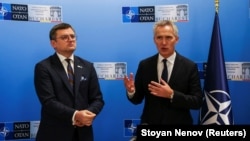 Ministrul ucrainean de externe, Dmitro Kuleba, și secretarul general al NATO, Jens Stoltenberg, în timpul reuniunii miniștrilor de externe ai NATO de la București, 29 noiembrie 2022