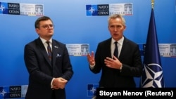 ینس استولتنبرگ (راست) در کنار وزیر خارجه اوکراین