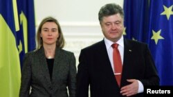 Федерика Могерини и Петр Порошенко