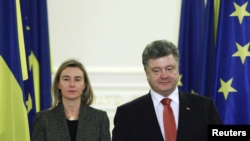 Представитель ЕС по иностранным делам Федерика Могерини (Л) и Президент Украины Петр Порошенко