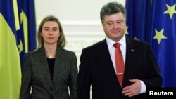 Президент України Петро Порошенко і представник ЄС із закордонних справ Федеріка Моґеріні (архівне фото)