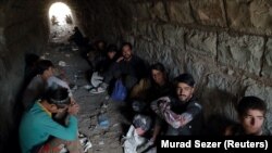 آرشیف، شماری از پناهجویان از ترس نیروهای امنیتی ترکیه خود شانرا در یک تونل پنهان کرده اند