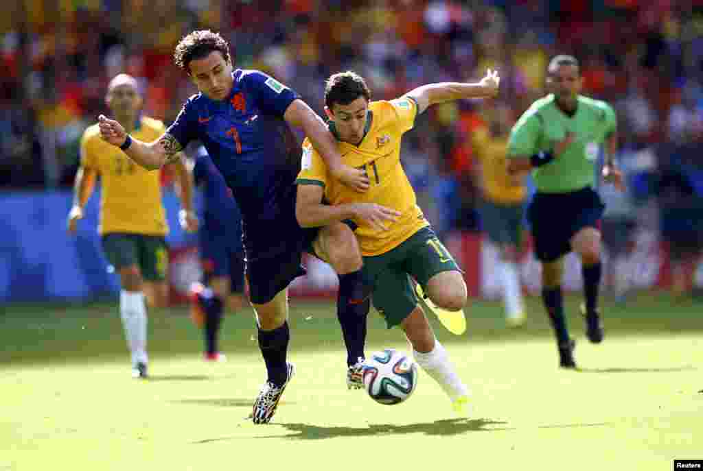 Daryl Janmaat avstraliyalı Tommy Oar-dan topu almağa çalışır.