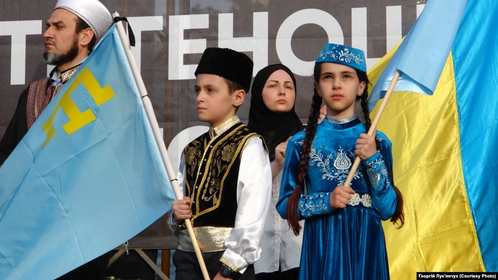 Діти в національних кримськотатарських костюмах під час мітингу до Дня пам'яті жертв геноциду кримськотатарського народу. Київ, 18 травня 2019 року