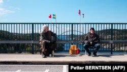 NORWAY-SWEDEN-HEALTH-VIRUS-PANDEMIC-SOCIAL-OFFBEAT