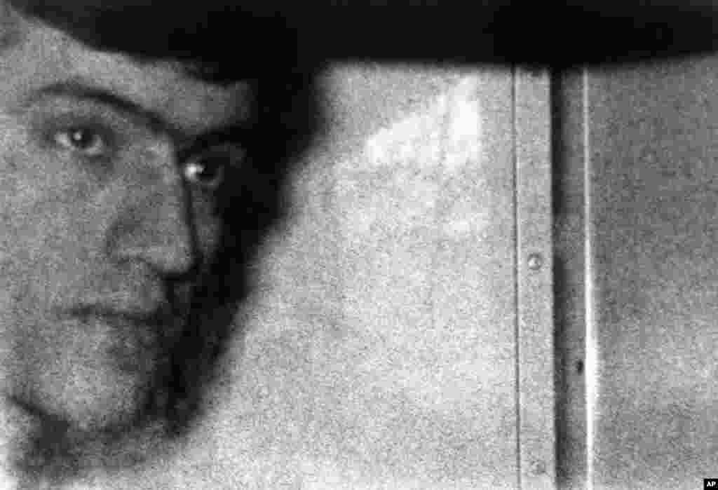Фоузі Бадаві-Нейада видно в поліцейському фургоні, що прибуває до Верховного суду магістратури на Хорсферрі-роуд в Лондоні 8 травня 1980 року. Він був іранським робітником доку і єдиним терористом, що вижив при облозі посольства. Бадаві-Нейад був засуджений до довічного ув&#39;язнення в 1981 році. Він був звільнений в 2008 році після того, як комісія з умовно-дострокового звільнення дійшла висновку, що він більше не становить загрози для суспільства