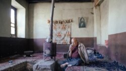 Fotografija Šolmaz Darjani iz 2016. godine koja prikazuje starijeg čoveka kako pije čaj