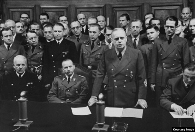 Министр иностранных дел Германии Риббентроп на пресс-конференции в Берлине объявляет о начале войны против Советского Союза. Третий слева от него Рудольф Ликус - дезинформатор Кобулова.