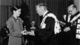 Ariadna Combes, fiica Doinei Cornea, primind în numele mamei ei titlul de Doctor Honoris al Universității Libere din Bruxelles, 17 noiembrie 1989.