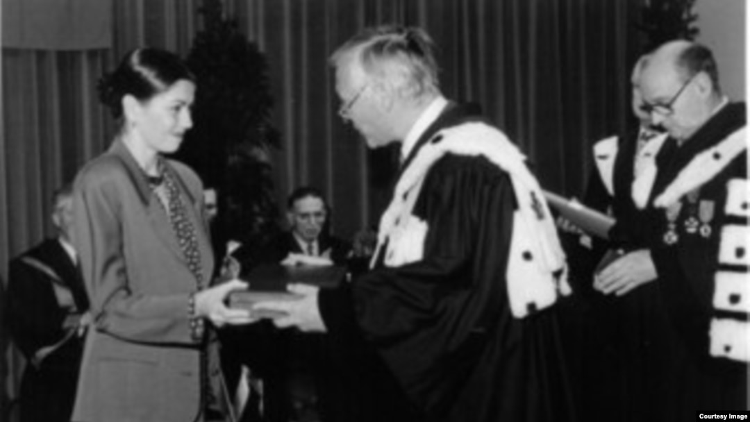 Ariadna Combes, fiica Doinei Cornea, primind în numele mamei ei titlul de Doctor Honoris al Universității Libere din Bruxelles, 17 noiembrie 1989.
