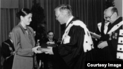 Ariadna Combes, fiica Doinei Cornea, primind în numele mamei ei titlul de Doctor Honoris al Universității Libere din Bruxelles, 17 noiembrie 1989.