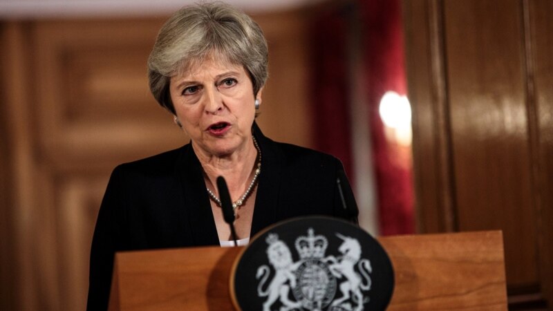 Kryeministrja britanike përballet me kabientin lidhur me paktin për Brexit