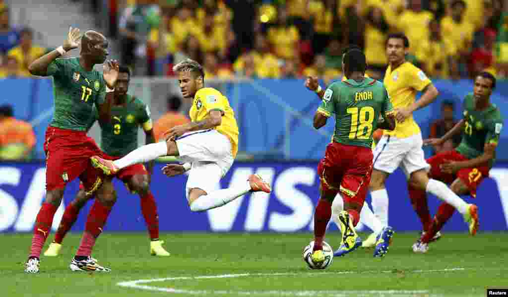 Kamerun-Braziliya-1:4. Neymar vs. Enoh Eyong.