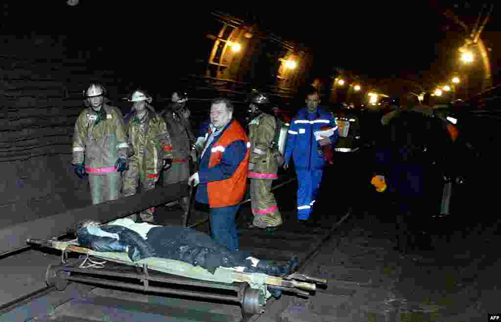 Rescuers carry an injured person out of the Avtozavodskaya metro station.