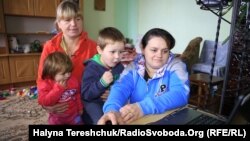 Галина і Мар’яна Трофанюки з дітьми переглядають фотографії з Майдану
