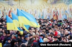 Люди на площі біля Михайлівського Золотоверхого монастиря, що належить Православній церкві України (ПЦУ). Київ, 17 березня 2019 року