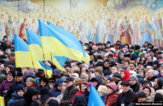 Люди на площі біля Михайлівського Золотоверхого монастиря, що належить Православній церкві України (ПЦУ). Київ, 17 березня 2019 року