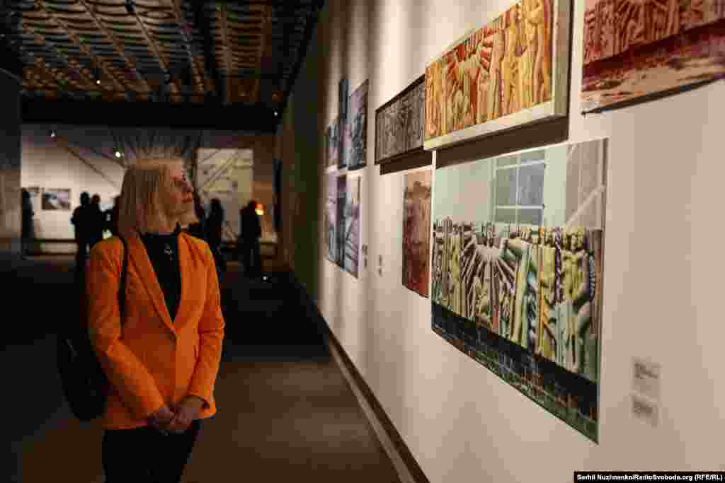 На експозиції також представлені роботи Івана Литовченка – художника та скульптора, який створив мозаїчне панно на стіні магазину «Струмок» на головній вулиці Прип’яті