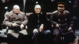 Premierul britanic Winston Churchill, președintele american Franklin Roosevelt și liderul sovietic Stalin la conferința de la Ialta, 4-11 februarie 1945. 