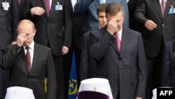 Россия Президенти Владимир Путин (ч) ва Украина Президенти Виктор Янукович.