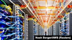 Տեխնիկական աշխատողը Amazon Web Services-ի ԱԲ տվյալների կենտրոնում, Ինդիանա, ԱՄՆ, արխիվ