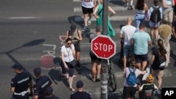 Policajci na raskrsnici u Beogradu nakon što su uklonili jednu od blokada, 5. jul 2025.