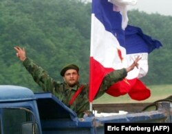 'Srpski nacionalizam je odigrao glavnu ulogu, jer je bio najjači - najviše je bilo Srba. Ali, to ne znači da su ostali nacionalizmi bili samo reakcija na srpski. I srpski nacionalizam je bio u određenoj meri reakcija na ostale.' (Fotografija: Srpski vojnik sa zastavom Jugoslavije, 1999)