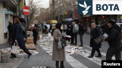 Njerëzit ecin në një rrugë në Teheran më 19 janar, pas protestave antiqeveritare në të gjithë Iranin.