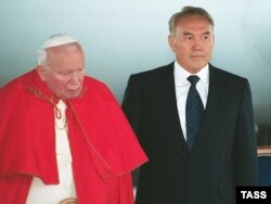 Папа Рымскі Ян Павал ІІ і прэзыдэнт Казахстану Нурсултан Назарбаеў, Астана (цяпер Нур-Султан), верасень 2001