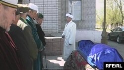 Мулла читает заупокойную молитву по 130-летней Сахан Досовой. Майкудук, 13 мая 2009 года. 
