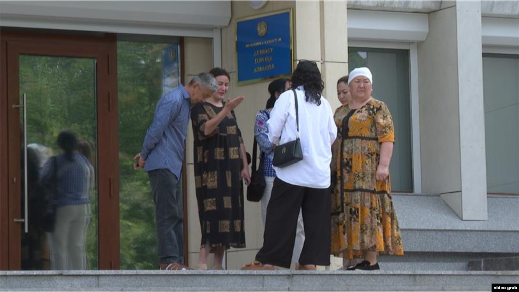 Потерявшие своих близких во время Кровавого января у акимата Алматы. 23 мая 2025 года