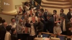 Опозиція в Грузії зірвала у парламенті виступ міністра внутрішніх справ щодо заворушень у Тбілісі (відео)