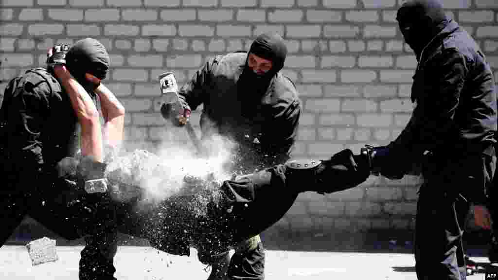 Ukrainian policemen display their skills during training at an investigative isolation ward in Artyomovsk on July 19. (AFP/Alexander Khudoteply)