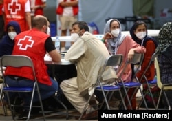 Работники испанского Красного Креста на авиабазе Торрехон-де-Ардос. 19 августа 2021 года