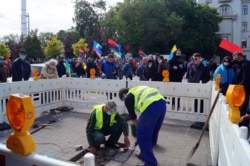 Працівники підрядної організації огородили місце під ОДА й розпочали збивати бруківку