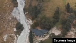 Сүрдүрүлгөн имарат. "Азаттыктын" иликтөө видеосунан скриншот. 