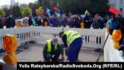 Напередодні в Дніпрі, на площі біля облради й ОДА, відбувався мітинг, організований штабом «Руху опору капітуляції». Люди в жовтих жилетах обгородили місце, збили бруківку й залили фундамент для флагштоку