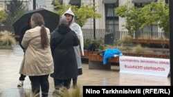 დიუშენის სინდრომით დაავადებული ბავშვების მშობლები მთავრობის ადმინისტრაციის შენობასთან. 21 აპრილი, 2026 წელი