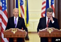 Президент України Петро Порошенко та віце-президент США Джозеф Байден. Київ. 21 листопада 2014 року
