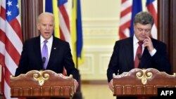 Джо Байдэн і Пятро Парашэнка пасьля сустрэчы ў Кіеве.