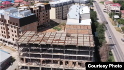 "Эмаком" компаниясынын курулушу бүтпөй турган обьектилеринин бири. Архив сүрөт. 2023-жылы тартылган. 